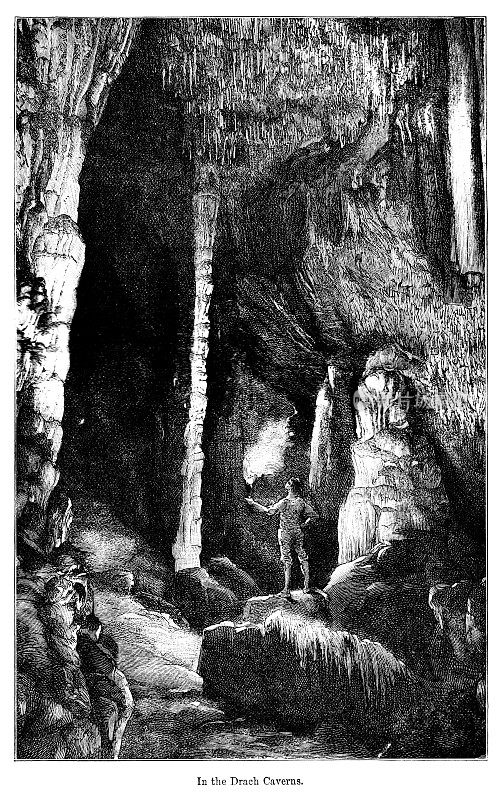 19世纪的雕刻作品《在德拉克斯洞穴》(In the Drachs cave);1890年的维多利亚探险中，一名男子举着熊熊的火炬站在山洞里